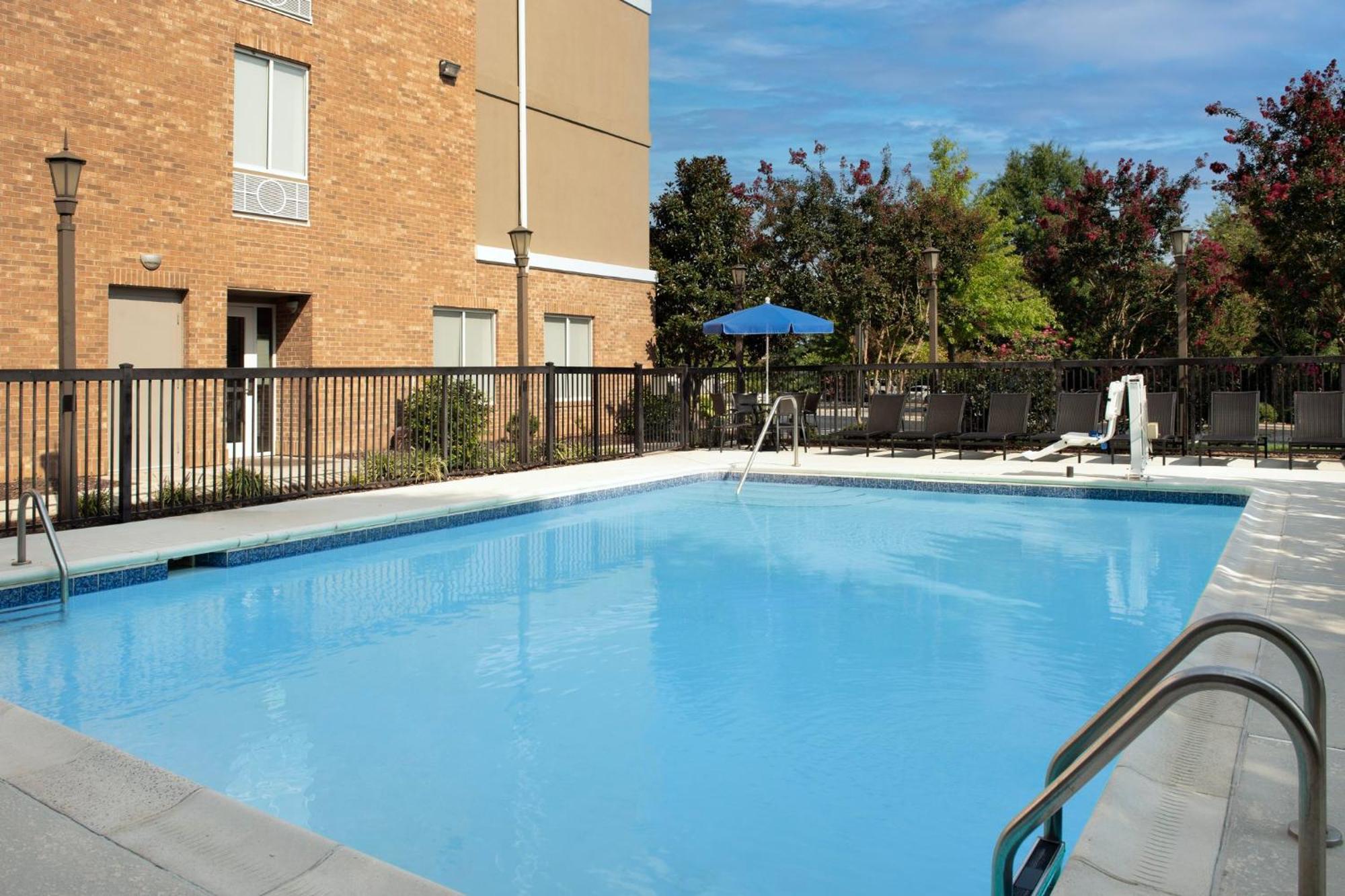 Holiday Inn Express Hotel & Suites Greensboro - Airport Area By Ihg Exterior foto
