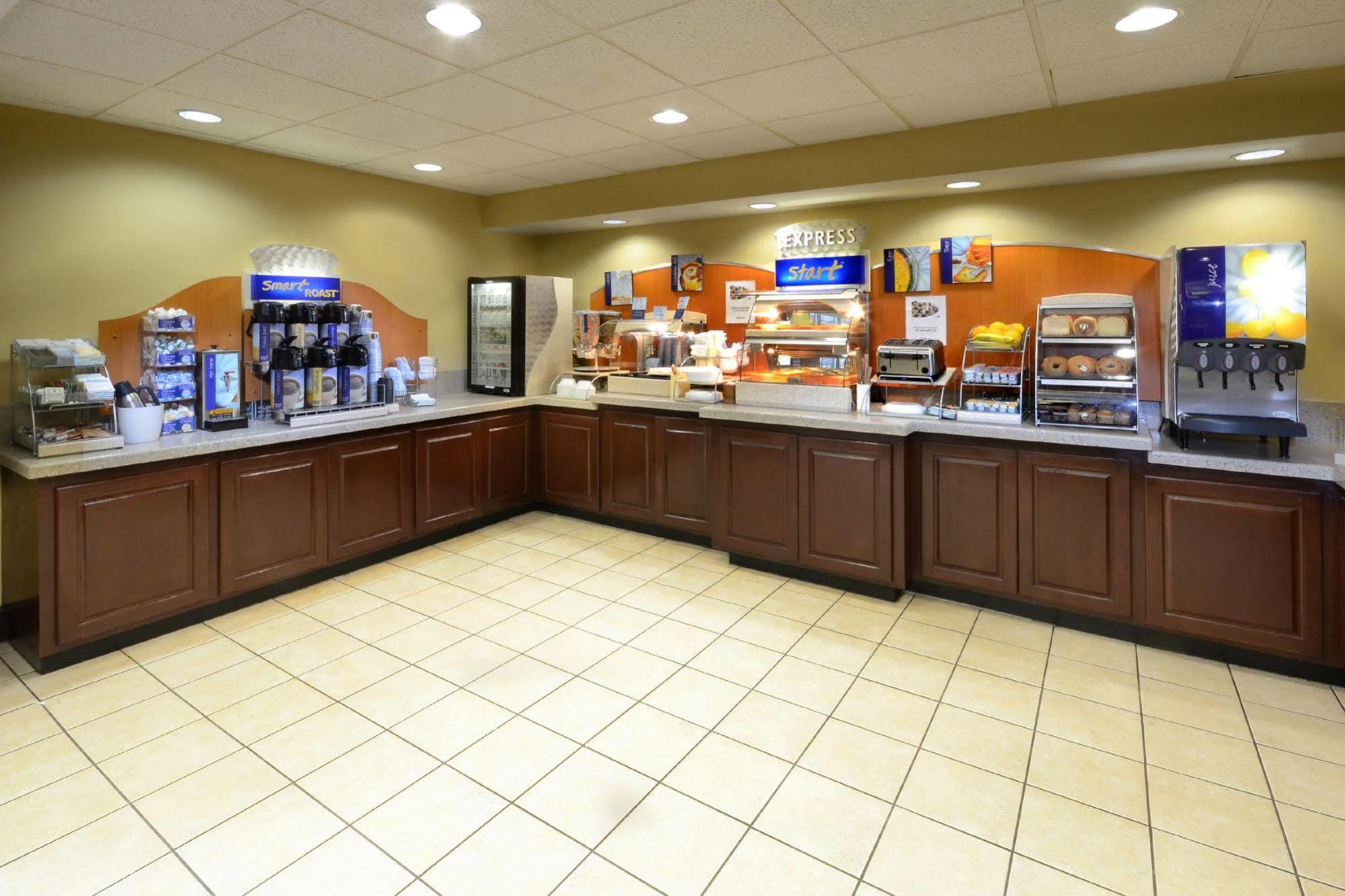 Holiday Inn Express Hotel & Suites Greensboro - Airport Area By Ihg Exterior foto